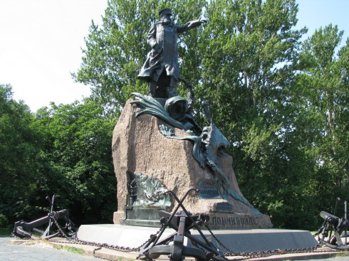 Памятник Макарову в Кронштадте