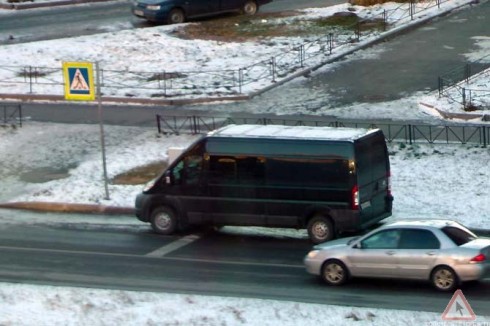 Очевидец: В Кронштадте из-за припаркованного с нарушением фургона едва не сбили школьника