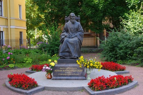 Памятник святому праведному Иоанну Кронштадтскому в Кронштадте