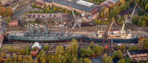 Крейсер "Аврора" и ледокол "Красин" в доке Кронштадтского Морского завода