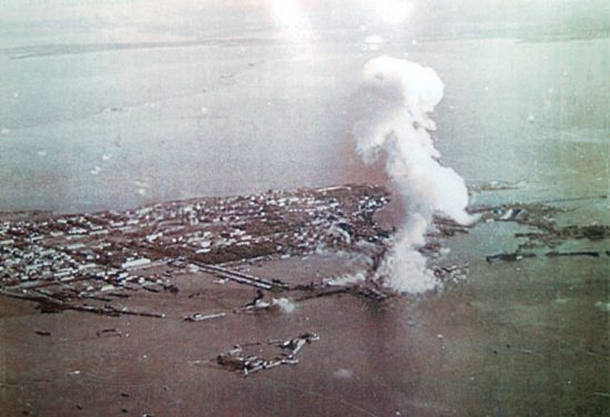 Взрыв на линкоре «Марат». Столб дыма поднялся на высоту около километра. 23 сентября 1941 года.