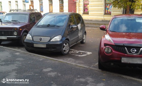 Парковка автомобиля в Кронштадте на местах для инвалидов
