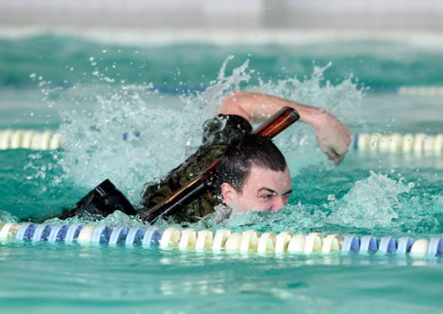 В Кронштадте открылся чемпионат ЗВО по военно-прикладному плаванию