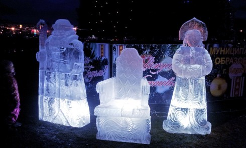 Ледяные скульптуры Деда Мороза и Снегурочки