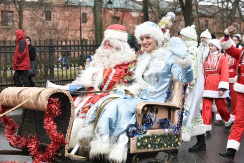 Новый год в Кронштадте начался с шествия Дедов Морозов