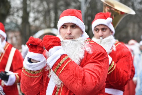 Новый год в Кронштадте начался с шествия Дедов Морозов