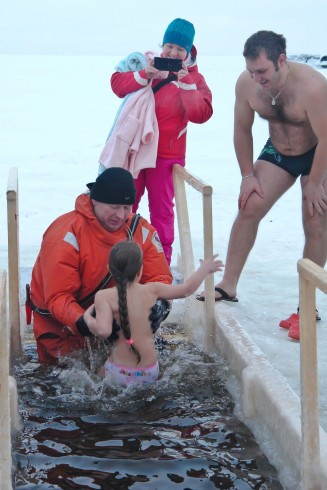 Пятилетняя Кира к ледяной воде привычна. Вслед за папой окунается с годовалого возраста. Мама в этом году в роли фоторепортёра