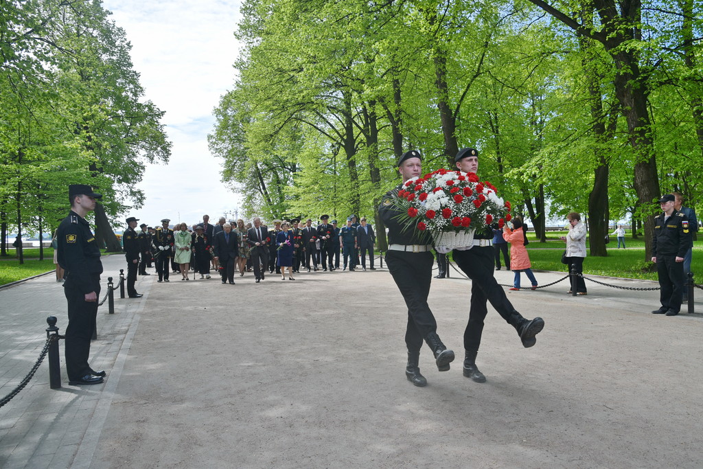 Мероприятия 18 сегодня. Возложение цветов к памятник Петру в Кронштадте. Кронштадт 9 мая. Возложение цветов в Кронштадте. День рождения Кронштадта.