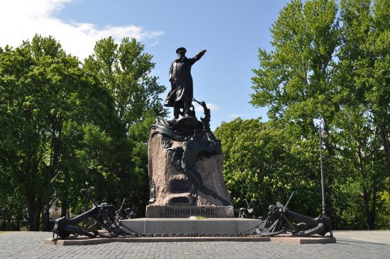 Памятник вице-адмиралу Макарову