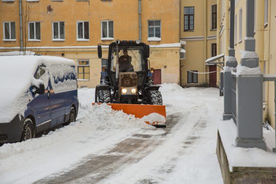 Замглавы района проверил уборку улиц и домов от снега