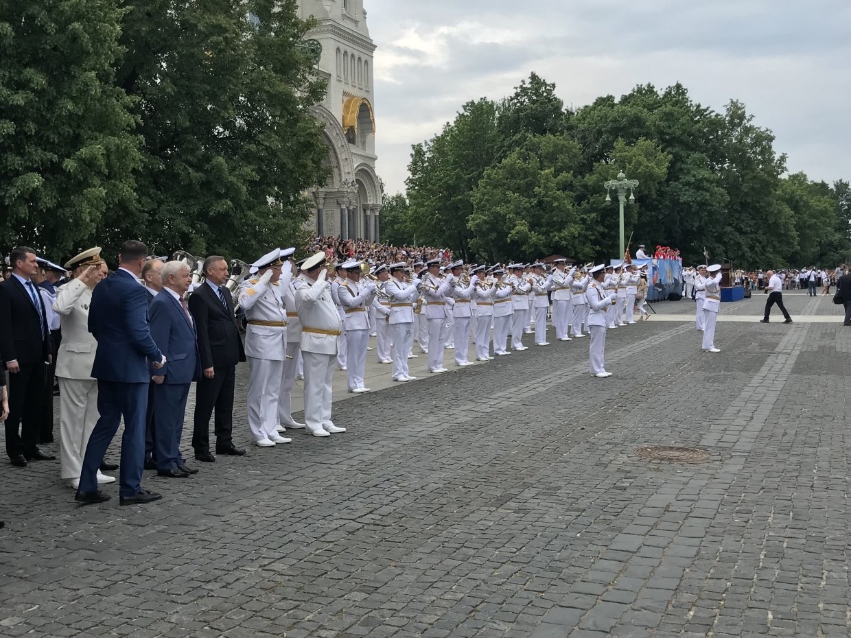 Мероприятия в кронштадте сегодня. Якорная площадь в Кронштадте парад. Церемония выпуска офицеров военной Академии Кронштадт. Выпуск лейтенантов ВМФ В Кронштадте 2019 год. Кронштадт Якорная площадь выпуск офицеров.